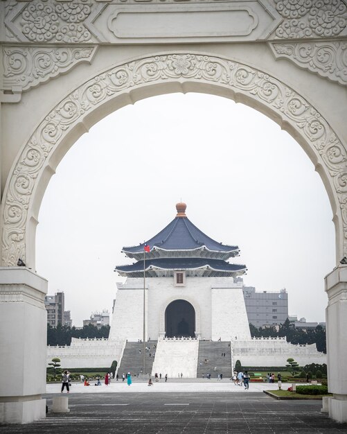 Foto chiang kaishek gedenkzaal omringd door een boog met chinese ornamenten verticale taipei taiwan