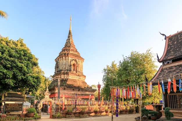 Chiang Mai Thailand 25 december 2018 Kapel en gouden pagode in de Wat Lok Moli-tempel, een van de oude kloosters in de stad