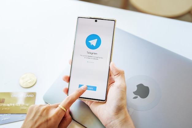 ЧИАНГМАЙ, ТАИЛАНД, 13 мая 2022 г. Значок приложения Telegram на экране мобильного смартфона крупным планом Значок приложения Telegram Telegram - это онлайн-сеть социальных сетей Приложение для социальных сетей