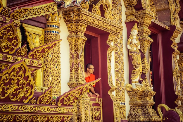 Чиангмай, Таиланд, 05 ноября 2018: буддийский монах в окне храма Ват Раджамонтин в Таиланде