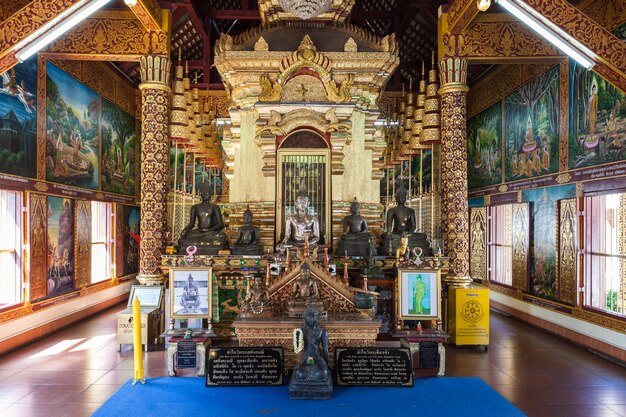 チェンマイ、タイ-2014年10月29日：ワットチェンマンのインテリア。タイのチェンマイ旧市街にある仏教寺院です。