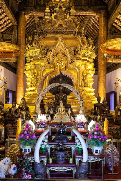 チェンマイ、タイ-2014年10月31日：ワットプラタートシチョムトンウォラウィハン寺院の内部。