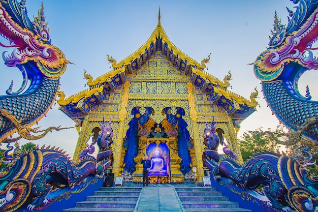 Chiang Rai, Thailand - 25 juli 2020: Schoonheid van Blue Temple of Rong Suea Temple in de schemering. Provincie Chiang Rai, Thailand