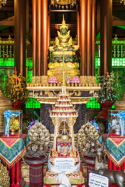 Chiang rai, thailandia - 5 novembre 2014: interno del tempio di wat phra kaew.