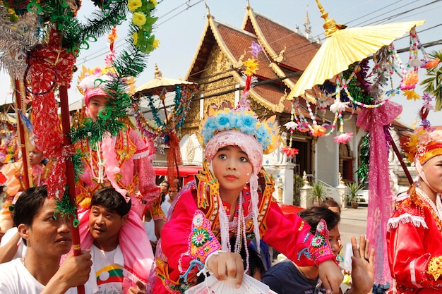 CHIANGMAI, THAILAND-4월 5일: Poi Sang Long 축제, 태국 치앙마이에서 2013년 4월 5일 타운십 주변 퍼레이드에서 신임 승려가 되는 미확인 소년의 의식.