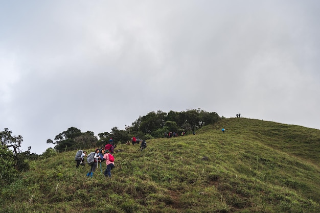 Chiangmaithailand 19112022 onbekende mensen wandelen op de monjong-berg met prachtig uitzicht en de mist bedekt de berg Doi Mon Jong is een van de top tien toppen in Thailand