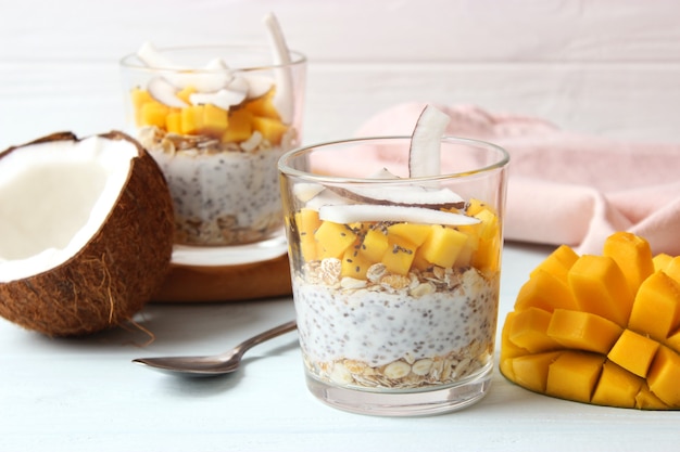 Chiapudding met mango, granola en honing. Gezond dessert, goede voeding, superfood. Hoge kwaliteit foto