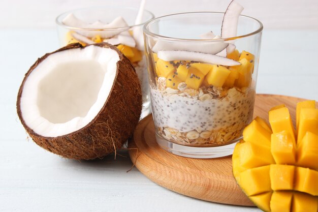 Chiapudding met mango granola en honing gezond dessert goede voeding