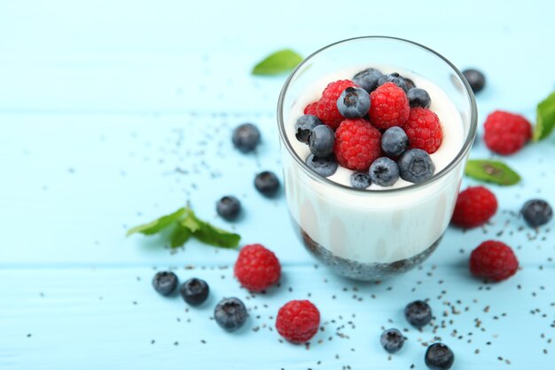 Chiapudding met natuurlijke yoghurt en verse bessen close-up op tafel