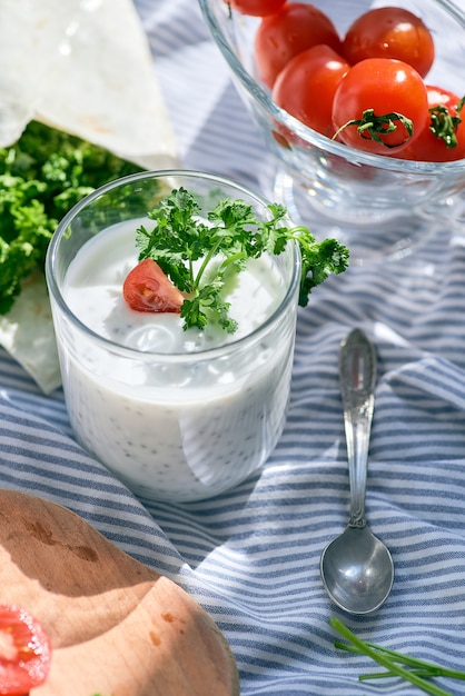 Chiazaden en yoghurt in een glas met greens en tomaten