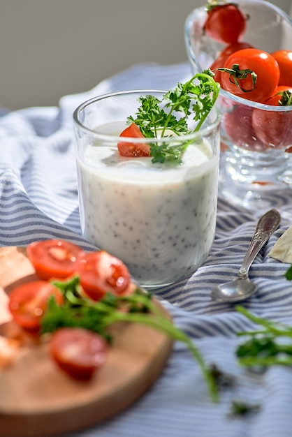 Chiazaden en yoghurt in een glas met greens en tomaten