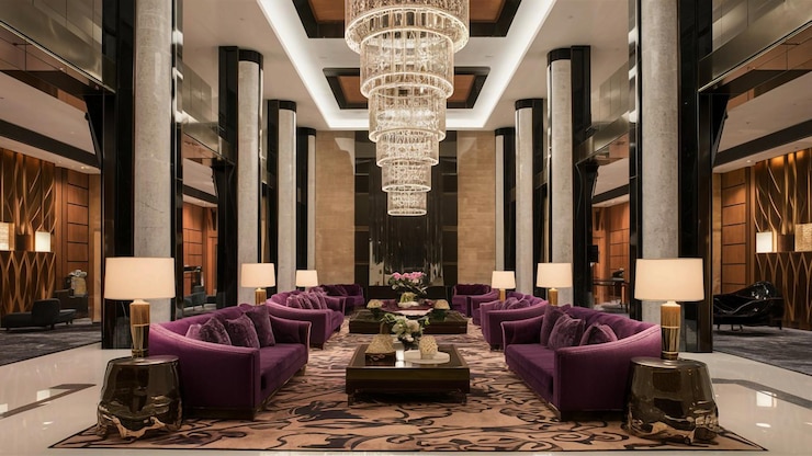 Photo chic and cozy modern living room with lilac and grey sofas