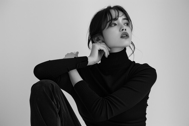 Photo 세련된 아름다운 여성의 멋진 미니멀리즘 라이프 스타일 초상화 현대 패션 테마와 우아한 배경 디자인에 이상적입니다.