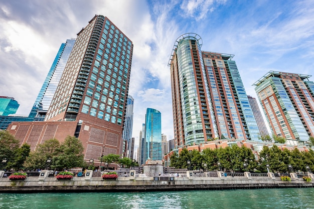 Vista della città di chicago dal fiume chicago in un giorno soleggiato