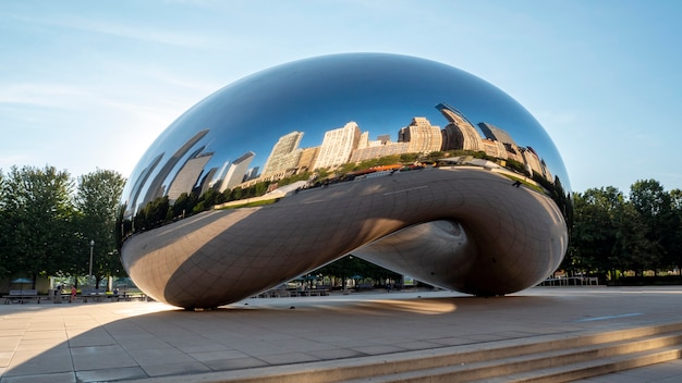 Chicago - september 09: het gespiegelde beeldhouwwerk dat in de volksmond bekend staat als de bean (cloud gate, door anish kapoor), is een van de populairste attracties van chicago geworden, zoals te zien op 09 september 2014.