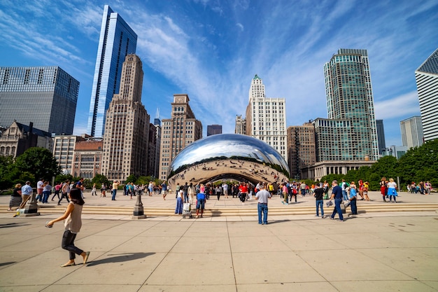 Photo chicago - september 09: the mirrored sculpture popularly known as the bean (cloud gate, by anish kapoor), has become one of chicago's most popular attractions, as seen on september 09, 2014.