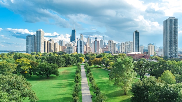 Чикагский горизонт воздушный беспилотный вид сверху, озеро Мичиган и город Чикаго небоскребы городской пейзаж птичьего полета из Линкольн-парка, штат Иллинойс, США