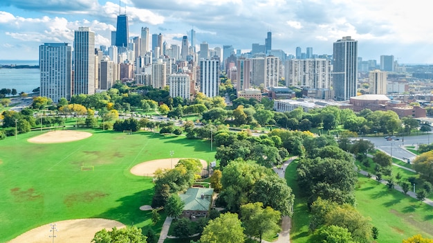 Chicago skyline aerea drone vista dall'alto, il lago michigan e la città di chicago downtown grattacieli paesaggio urbano vista degli uccelli dal parco, illinois, usa