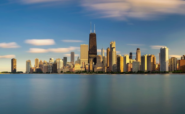 Chicago skyline bij zonsondergang gezien vanaf North Avenue Beach