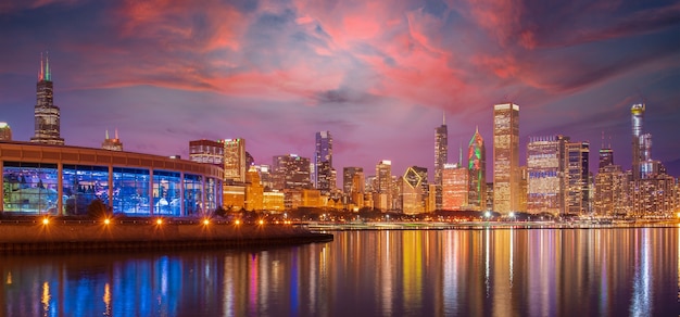 Photo chicago skyline cityscape at night with lake in front and  blue sky with cloud, chicago, united state