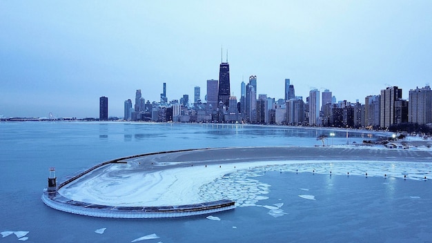 Photo chicago skyline during its negativedegree wind chill days