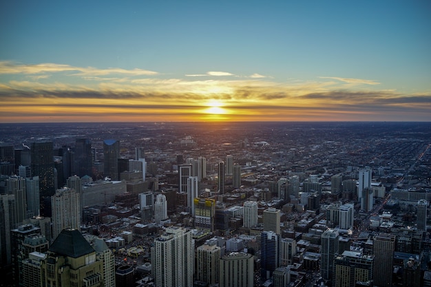 Photo chicago skyline sunset with twilight sky and lake michigan at night