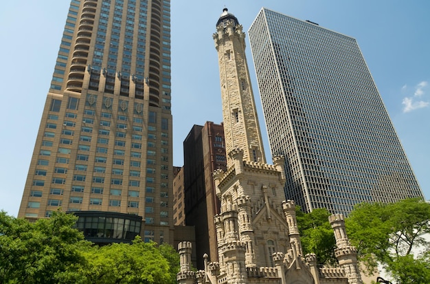 Photo chicago water tower and skyscrapers against sky