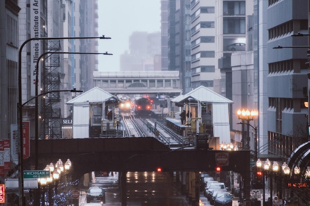 Foto il treno sopraelevato di chicago in un giorno di pioggia