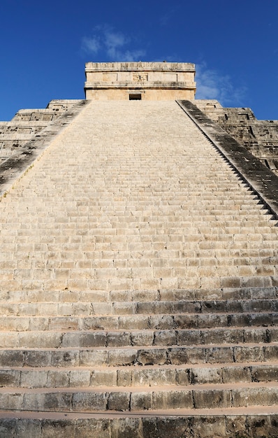 Chichen Itza gevederde slangenpiramide, Mexico