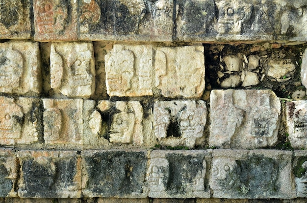 チチェンイツァメキシコマヤの儀式の構造は、ククルカンの犠牲の場所の古い壁のピラミッドをマスクします
