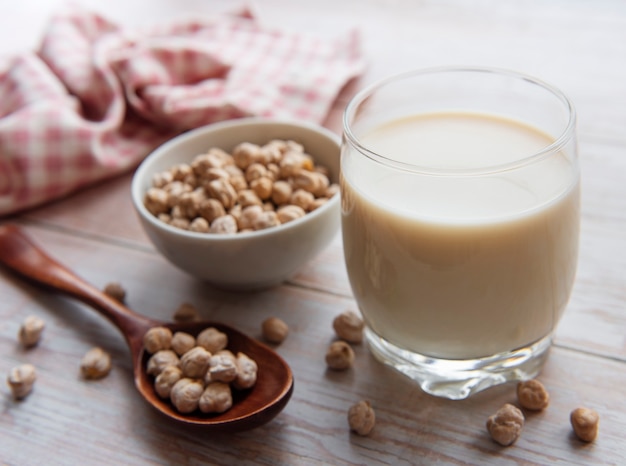 Photo chick peas milk with chick peas on the table