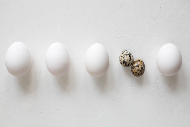 Фото Куриные и перепелиные яйца на пасху с копией пространства - вид сверху