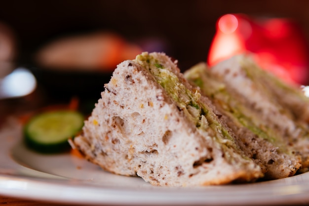 Pollo avocado sandwish in un piatto.