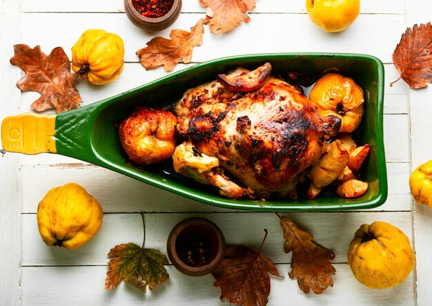 ベーキングディッシュでリンゴと一緒に焼いた鶏肉。秋のレシピ