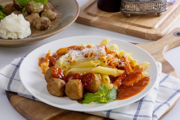 Spaghetti di polpette di pollo con salsa di pomodoro