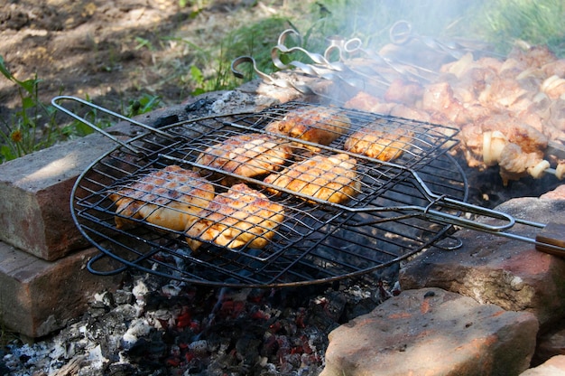 Foto griglia per barbecue di pollo all'aperto