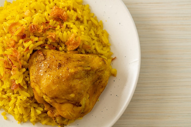 Pollo biryani o riso al curry e pollo - versione thailandese-musulmana del biryani indiano, con riso giallo profumato e pollo - stile di cibo musulmano