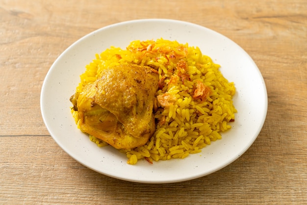 Biryani di pollo o riso al curry e pollo - versione tailandese-musulmana del biryani indiano, con riso giallo profumato e pollo - stile alimentare musulmano