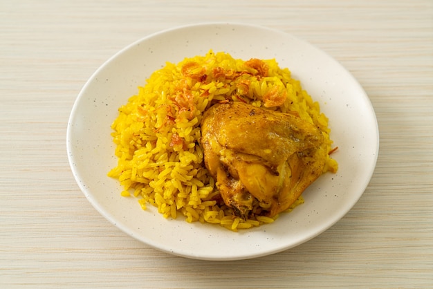 Biryani di pollo o riso al curry e pollo