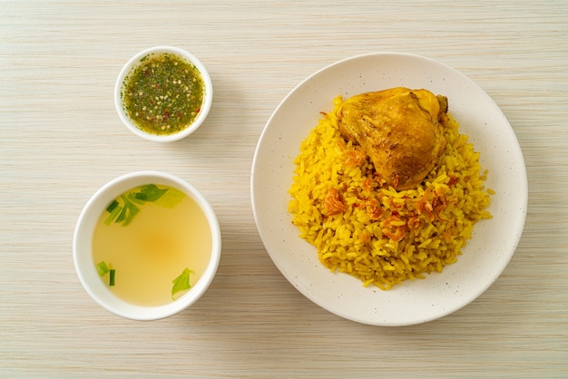 Chicken Biryani of Curried rijst en kip - Thais-moslim versie van Indiase biryani, met geurige gele rijst en kip - islamitische eetstijl