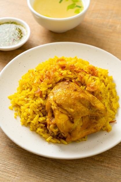 Chicken Biryani of Curried rijst en kip - Thais-moslim versie van Indiase biryani, met geurige gele rijst en kip - islamitische eetstijl