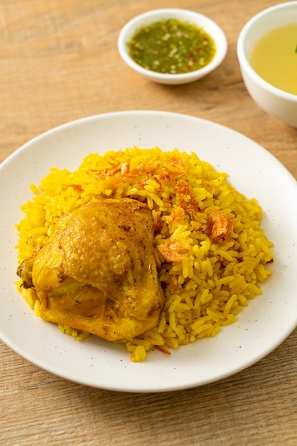 Chicken biryani of curried rijst en kip - thais-moslim versie van indiase biryani, met geurige gele rijst en kip - islamitische eetstijl