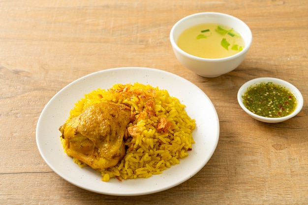 Chicken Biryani of Curried rijst en kip - Thais-moslim versie van Indiase biryani, met geurige gele rijst en kip - islamitische eetstijl