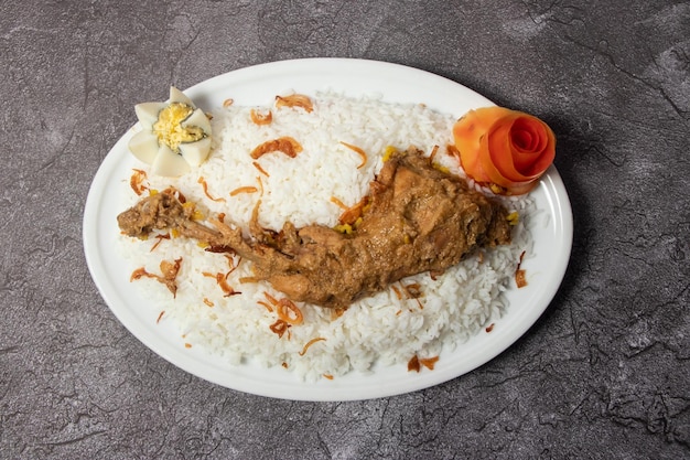비리아니 (Chicken biryani) 와 은  (white rice) 라오 (pulao) 는 고기 달과 긴 양파 (fried onion) 를 넣고 배경에 고립된 요리로 제공됩니다. 방글라데시 음식의 위쪽 전망