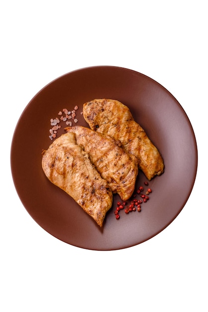 の胸のグリルでフィレット肉の粉を皿に