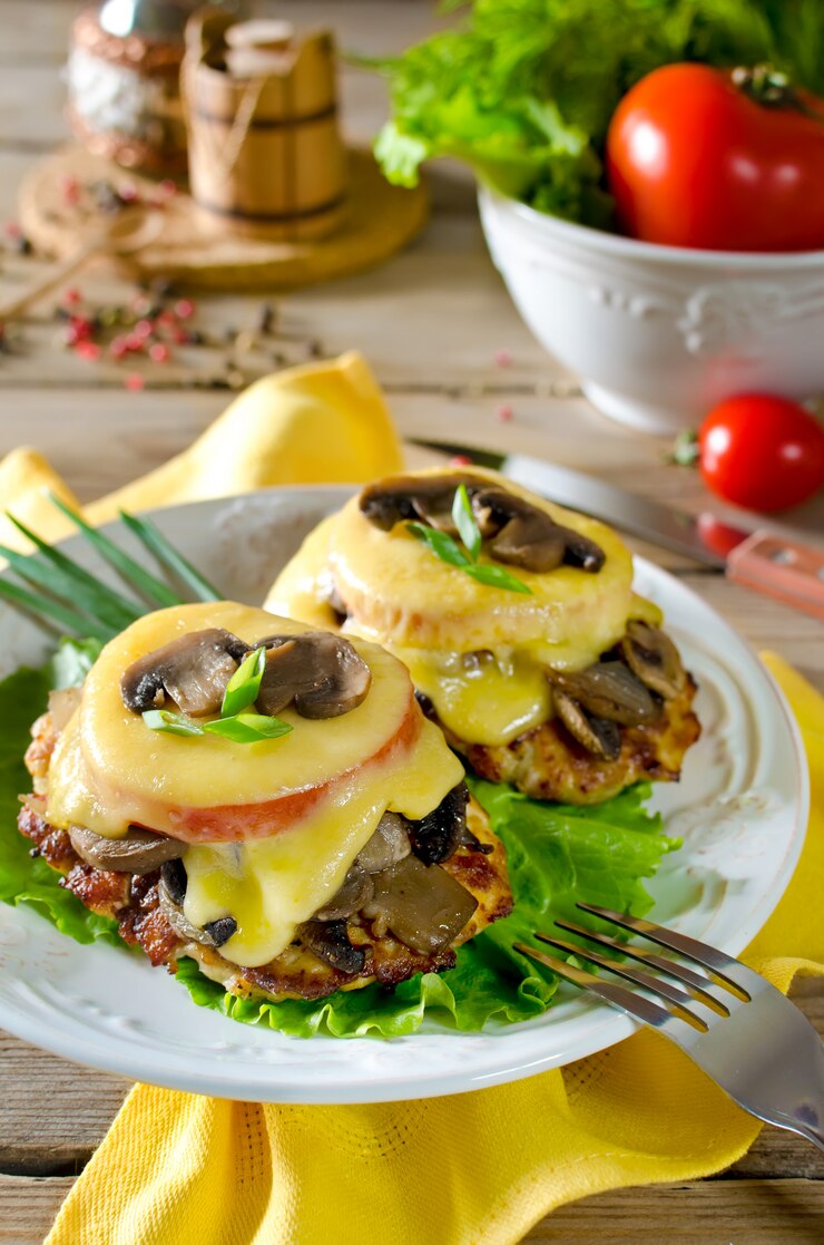 Фотография куриная грудка с грибами и сыром
