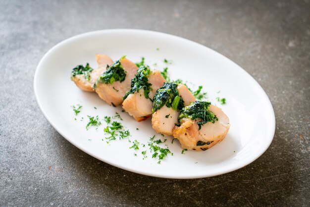 Photo chicken breasts stuffed with spinach and cheese on plate