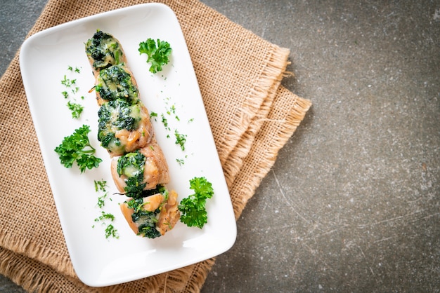 Foto petti di pollo ripieni di spinaci e formaggio