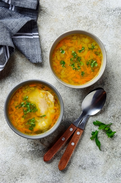 Brodo di pollo o zuppa con verdure