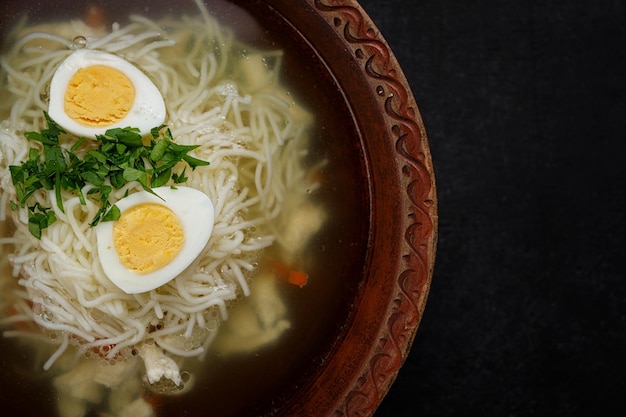 麺ハーブと卵スタジオライトのチキンブロス